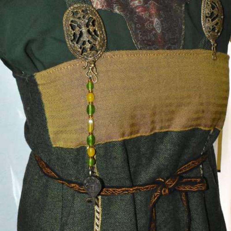 Wikinger Schlüssel mit Perlenkette in grün und gelb von Belanas Schatzkiste am Wikingerkleid
